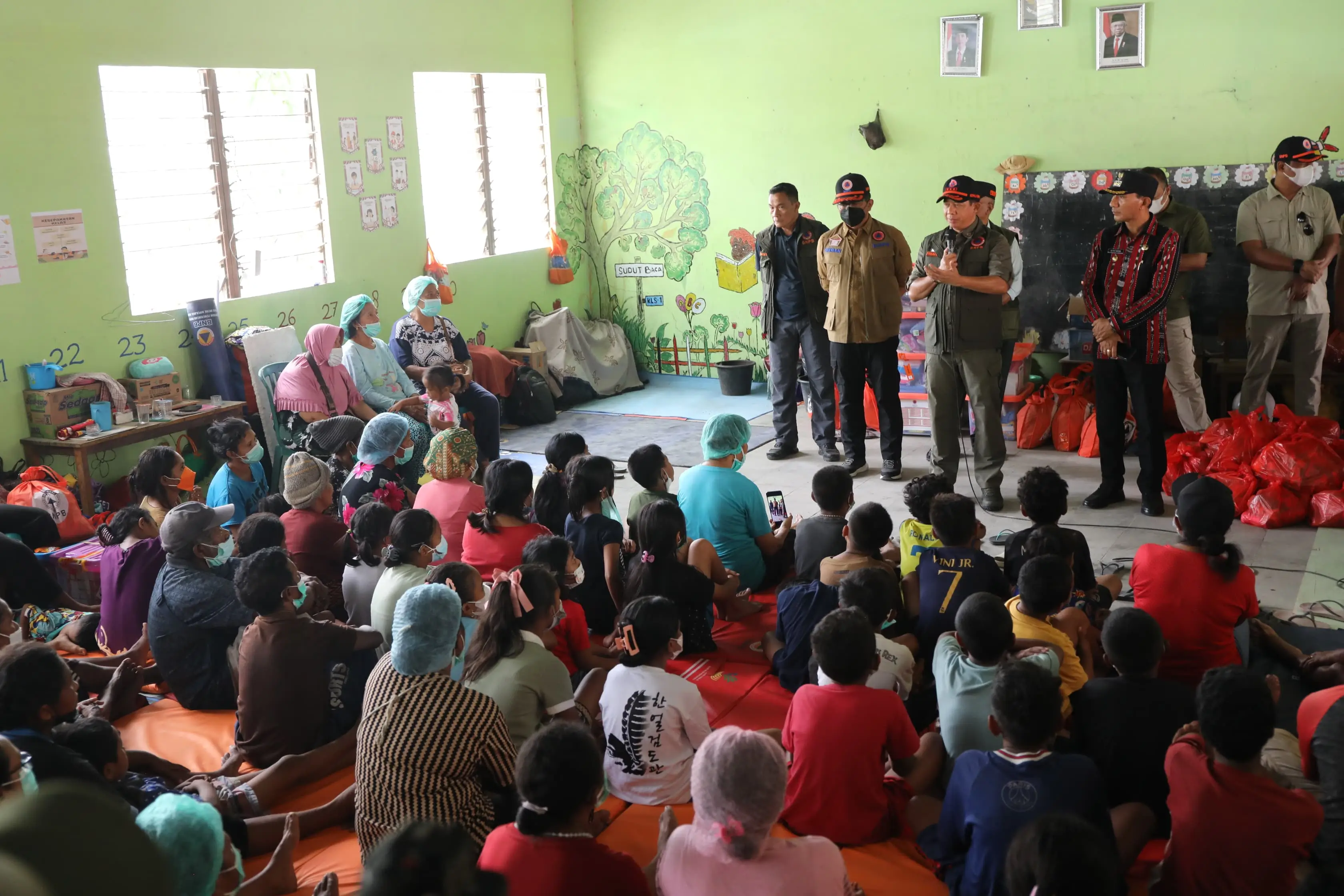Kepala Badan Nasional Penanggulangan Bencana (BNPB) Letjen TNI Dr. Suharyanto, S.Sos., M.M (kemeja dan rompi hijau) saat meninjau pengungsian yang berada di Desa Hikong, Kabupaten Sikka, Nusa Tenggara Timur pada Jumat (8/11).